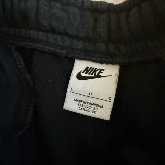 Nike Men’s Black Fleece Jogger Pants - Picture 3 of 4